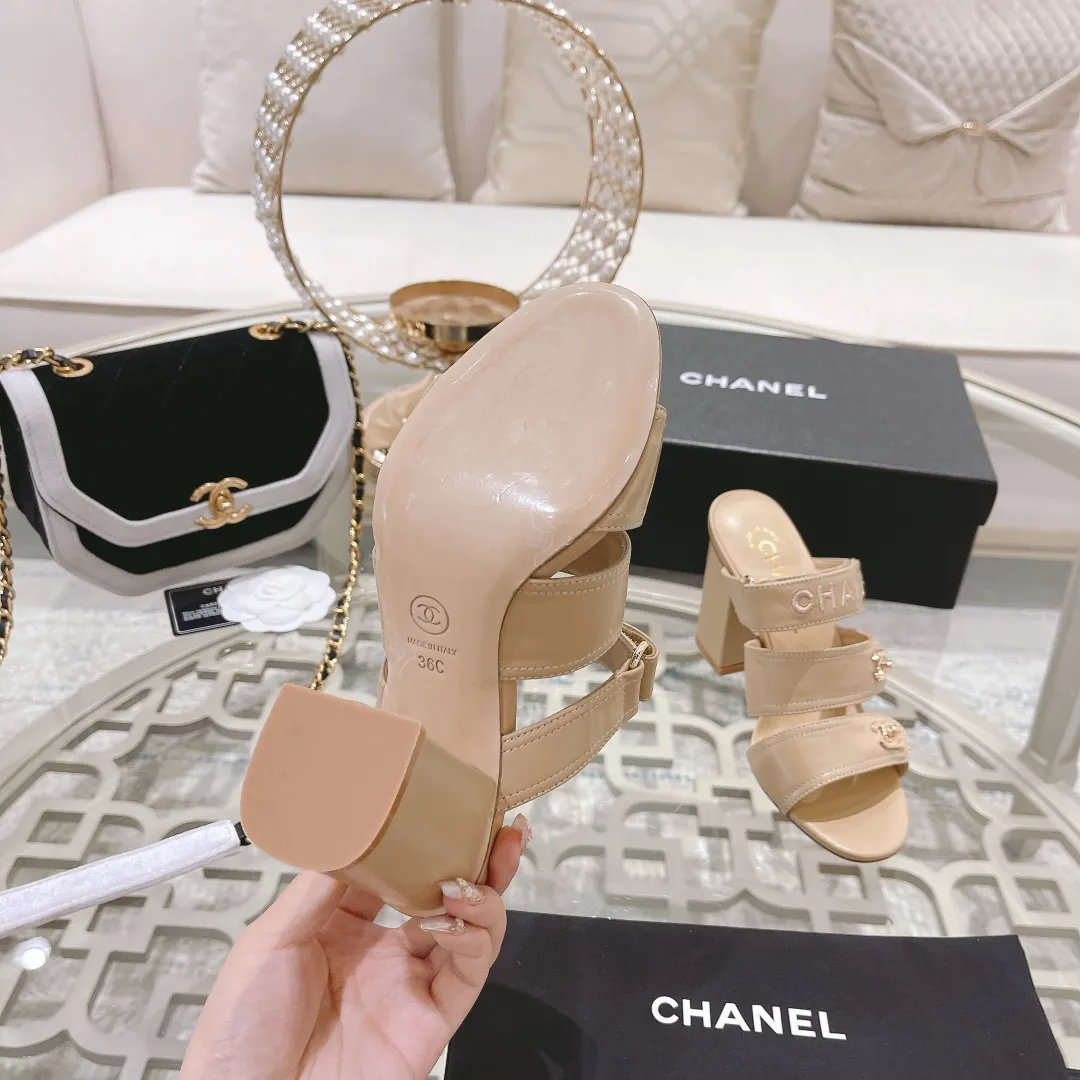 👟👟Ex-factory price 540👟👟 🌹🌹🌹2025 latest CHANEL Chanel early spring catwalk new model 🌸️Purchased the original version in Hong Kong and opened the mold exclusively. Top quality % genuine last developed with smooth lines. The shoe shape is perfect and can be safely entered and exited from the counter! Official website 1:1 production. 🇮🇹🇮🇹🇮🇹 Material: Mixed sheepskin imported from Italy & private molded double C buckle and letters are delicate, smooth, shiny and feel great! 💅The fabric and the feet are made of the same material, which is great on the feet! ! ! Color: black/apricot Code number: 34-40 (custom-made sizes 41 and 42 are non-refundable)